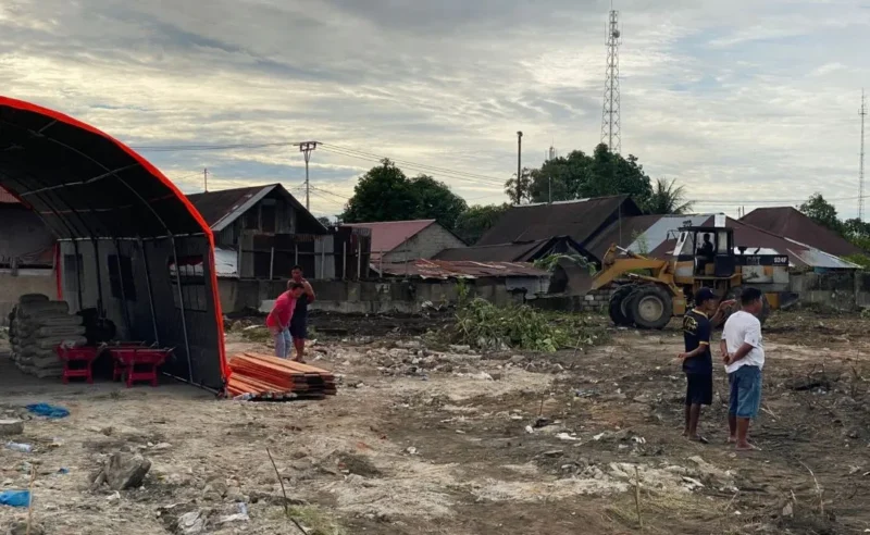 Pemko Padang mulai menerima pasokan material untuk pembangunan Huntara di kawasan Simpang Haru, Kecamatan Padang Timur, Rabu (17/12/2025). (Foto: Prokopim Padang)