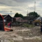 Pemko Padang mulai menerima pasokan material untuk pembangunan Huntara di kawasan Simpang Haru, Kecamatan Padang Timur, Rabu (17/12/2025). (Foto: Prokopim Padang)