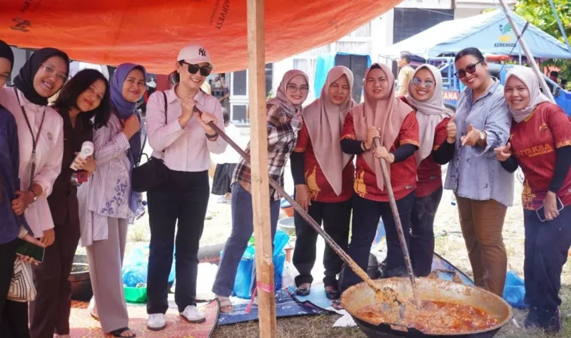 Dharmaraya Peduli sukses memasak 2 ton rendang untuk korban bencana hidrometeorologi Sumatera. (Foto: Pemkab Dharmasraya)
