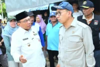 Wakil Wali Kota Padang, Maigus Nasir mendampingi Menbud RI, Fadli Zon meninjau kawasan Batu Busuk sekaligus menyerahkan bantuan kepada warga terdampak bencana, Rabu (24/12/2025). (Foto: Prokopim Padang)