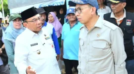 Wakil Wali Kota Padang, Maigus Nasir mendampingi Menbud RI, Fadli Zon meninjau kawasan Batu Busuk sekaligus menyerahkan bantuan kepada warga terdampak bencana, Rabu (24/12/2025). (Foto: Prokopim Padang)