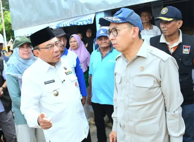 Wakil Wali Kota Padang, Maigus Nasir mendampingi Menbud RI, Fadli Zon meninjau kawasan Batu Busuk sekaligus menyerahkan bantuan kepada warga terdampak bencana, Rabu (24/12/2025). (Foto: Prokopim Padang)