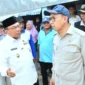Wakil Wali Kota Padang, Maigus Nasir mendampingi Menbud RI, Fadli Zon meninjau kawasan Batu Busuk sekaligus menyerahkan bantuan kepada warga terdampak bencana, Rabu (24/12/2025). (Foto: Prokopim Padang)
