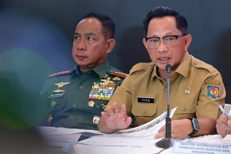 Menteri Dalam Negeri Tito Karnavian saat konferensi pers pemulihan pascabencana di Posko Terpadu Pangkalan TNI AU Halim Perdanakusuma, Jakarta, Senin (29/12/2025). (BPMI Setpres)