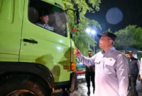 Menteri Perhubungan Dudy Purwagandhi meninjau penyeberangan Jawa–Sumatera di Banten untuk memastikan kelancaran angkutan jelang Natal 2025, Rabu dini hari (24/12/2025). (Foto: Kemenhub)