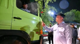 Menteri Perhubungan Dudy Purwagandhi meninjau penyeberangan Jawa–Sumatera di Banten untuk memastikan kelancaran angkutan jelang Natal 2025, Rabu dini hari (24/12/2025). (Foto: Kemenhub)