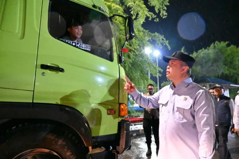 Menteri Perhubungan Dudy Purwagandhi meninjau penyeberangan Jawa–Sumatera di Banten untuk memastikan kelancaran angkutan jelang Natal 2025, Rabu dini hari (24/12/2025). (Foto: Kemenhub)