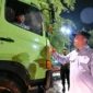Menteri Perhubungan Dudy Purwagandhi meninjau penyeberangan Jawa–Sumatera di Banten untuk memastikan kelancaran angkutan jelang Natal 2025, Rabu dini hari (24/12/2025). (Foto: Kemenhub)