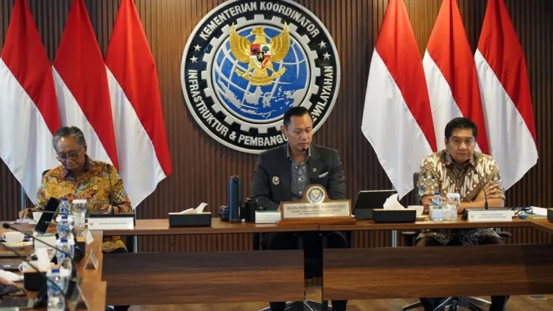 Menteri PKP Maruarar Sirait dalam pertemuan dengan Menteri Koordinator Bidang Infrastruktur dan Pembangunan Kewilayahan AHY serta Menteri PU Dody Hanggodo di Kantor Kemenko Infrastruktur dan Pembangunan Kewilayahan, Kamis (11/12/2025). (Foto: Kementerian PKP)