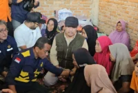 Menteri Energi dan Sumber Daya Mineral (ESDM) RI, Bahlil Lahadalia berdialog dengan warga terdampak banjir bandang di Palembayan, Rabu (3/12/2025). (Foto: Pemkab Agam)