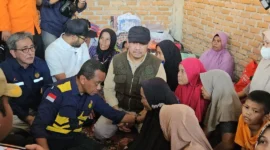 Menteri Energi dan Sumber Daya Mineral (ESDM) RI, Bahlil Lahadalia berdialog dengan warga terdampak banjir bandang di Palembayan, Rabu (3/12/2025). (Foto: Pemkab Agam)