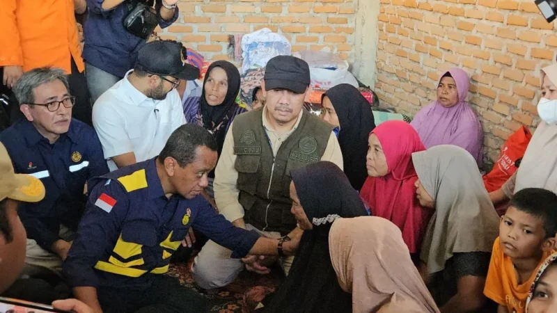 Menteri Energi dan Sumber Daya Mineral (ESDM) RI, Bahlil Lahadalia berdialog dengan warga terdampak banjir bandang di Palembayan, Rabu (3/12/2025). (Foto: Pemkab Agam)