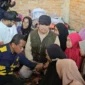 Menteri Energi dan Sumber Daya Mineral (ESDM) RI, Bahlil Lahadalia berdialog dengan warga terdampak banjir bandang di Palembayan, Rabu (3/12/2025). (Foto: Pemkab Agam)