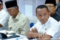 Menteri ESDM Bahlil Lahadalia melaporkan perkembangan pemulihan listrik di Aceh kepada Presiden Prabowo Subianto dalam rapat terbatas di Pos Pendamping Nasional Bencana Hidrometeorologi Aceh, Minggu (7/12) malam. (Foto: Kementerian ESDM)