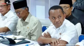 Menteri ESDM Bahlil Lahadalia melaporkan perkembangan pemulihan listrik di Aceh kepada Presiden Prabowo Subianto dalam rapat terbatas di Pos Pendamping Nasional Bencana Hidrometeorologi Aceh, Minggu (7/12) malam. (Foto: Kementerian ESDM)