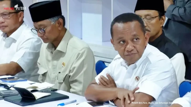 Menteri ESDM Bahlil Lahadalia melaporkan perkembangan pemulihan listrik di Aceh kepada Presiden Prabowo Subianto dalam rapat terbatas di Pos Pendamping Nasional Bencana Hidrometeorologi Aceh, Minggu (7/12) malam. (Foto: Kementerian ESDM)