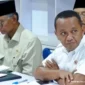 Menteri ESDM Bahlil Lahadalia melaporkan perkembangan pemulihan listrik di Aceh kepada Presiden Prabowo Subianto dalam rapat terbatas di Pos Pendamping Nasional Bencana Hidrometeorologi Aceh, Minggu (7/12) malam. (Foto: Kementerian ESDM)