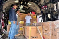 Menteri ESDM Bahlil Lahadalia melepas pengiriman 1.000 unit genset dan 3.000 unit kompor gas untuk warga terdampak bencana banjir di wilayah Aceh dan Sumatera, Sabtu (27/12). (Foto: Kementerian ESDM)