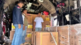 Menteri ESDM Bahlil Lahadalia melepas pengiriman 1.000 unit genset dan 3.000 unit kompor gas untuk warga terdampak bencana banjir di wilayah Aceh dan Sumatera, Sabtu (27/12). (Foto: Kementerian ESDM)
