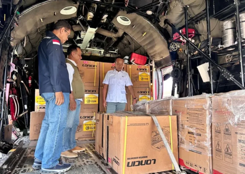 Menteri ESDM Bahlil Lahadalia melepas pengiriman 1.000 unit genset dan 3.000 unit kompor gas untuk warga terdampak bencana banjir di wilayah Aceh dan Sumatera, Sabtu (27/12). (Foto: Kementerian ESDM)