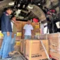 Menteri ESDM Bahlil Lahadalia melepas pengiriman 1.000 unit genset dan 3.000 unit kompor gas untuk warga terdampak bencana banjir di wilayah Aceh dan Sumatera, Sabtu (27/12). (Foto: Kementerian ESDM)