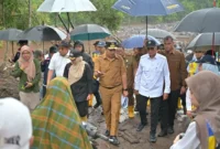 Wakil Sumbar, Vasko Ruseimy mendampingi Menteri Pekerjaan Umum (PU) Dodi Hanggodo saat meninjau lokasi bencana di kawasan Tobo, Malalak, Agam, Senin (8/12/2025). (Foto: ADPSB)