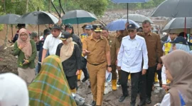 Wakil Sumbar, Vasko Ruseimy mendampingi Menteri Pekerjaan Umum (PU) Dodi Hanggodo saat meninjau lokasi bencana di kawasan Tobo, Malalak, Agam, Senin (8/12/2025). (Foto: ADPSB)