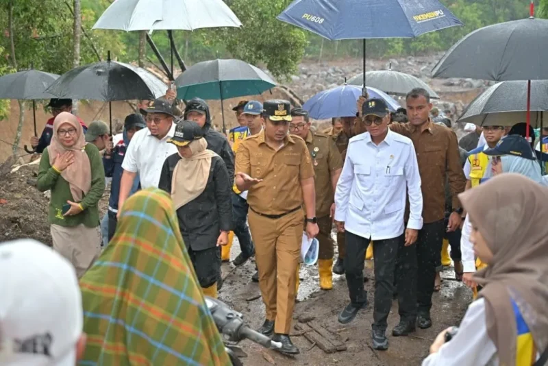 Wakil Sumbar, Vasko Ruseimy mendampingi Menteri Pekerjaan Umum (PU) Dodi Hanggodo saat meninjau lokasi bencana di kawasan Tobo, Malalak, Agam, Senin (8/12/2025). (Foto: ADPSB)