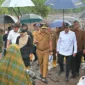 Wakil Sumbar, Vasko Ruseimy mendampingi Menteri Pekerjaan Umum (PU) Dodi Hanggodo saat meninjau lokasi bencana di kawasan Tobo, Malalak, Agam, Senin (8/12/2025). (Foto: ADPSB)