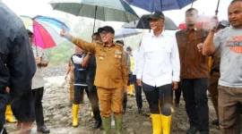 Bupati Tanah Datar Eka Putra bersama unsur Forkopimda mendampingi Menteri PU Dody Hanggodo meninjau titik-titik terparah bencana banjir bandang pada Senin (8/12/2025). (Foto: Prokopim Tanah Datar)