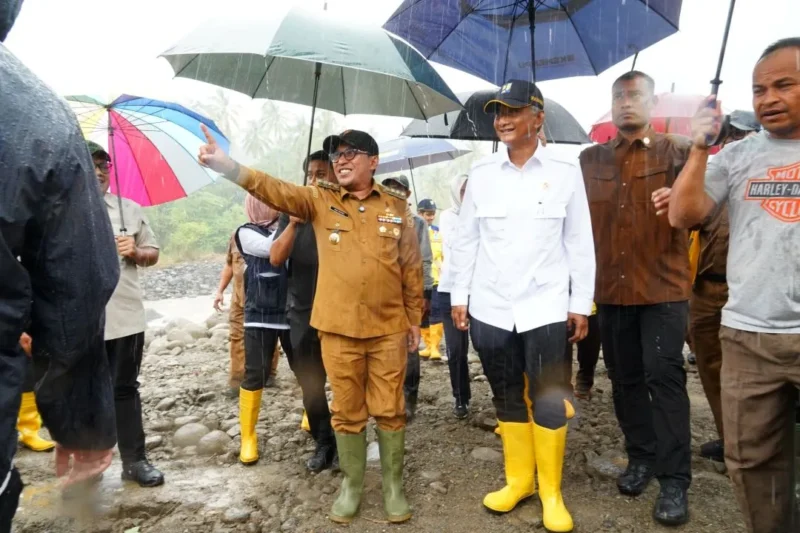 Bupati Tanah Datar Eka Putra bersama unsur Forkopimda mendampingi Menteri PU Dody Hanggodo meninjau titik-titik terparah bencana banjir bandang pada Senin (8/12/2025). (Foto: Prokopim Tanah Datar)