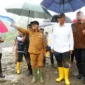 Bupati Tanah Datar Eka Putra bersama unsur Forkopimda mendampingi Menteri PU Dody Hanggodo meninjau titik-titik terparah bencana banjir bandang pada Senin (8/12/2025). (Foto: Prokopim Tanah Datar)