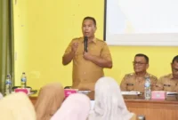 Wakil Wali Kota Pariaman Mulyadi membuka kegiatan monitoring dan evaluasi TPPPS tingkat Kecamatan Pariaman Utara di Kantor Camat Pariaman Utara, Desa Padang Birik-Birik, Selasa (23/12/2025). (Foto: Kominfo Pariaman)