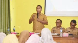 Wakil Wali Kota Pariaman Mulyadi membuka kegiatan monitoring dan evaluasi TPPPS tingkat Kecamatan Pariaman Utara di Kantor Camat Pariaman Utara, Desa Padang Birik-Birik, Selasa (23/12/2025). (Foto: Kominfo Pariaman)