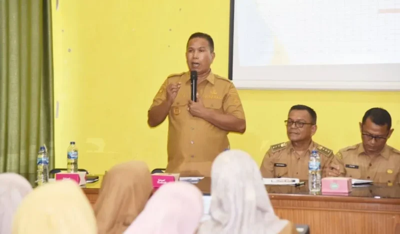 Wakil Wali Kota Pariaman Mulyadi membuka kegiatan monitoring dan evaluasi TPPPS tingkat Kecamatan Pariaman Utara di Kantor Camat Pariaman Utara, Desa Padang Birik-Birik, Selasa (23/12/2025). (Foto: Kominfo Pariaman)