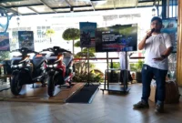 Sales Area Manager Indomobil Sumatera, Hendra Frederick Octavianus Siregar memperkenalkan motor listrik Sprinto di hadapan para jurnalis di Padang, Kamis (18/12/2025). (Foto: Javanusa.com)
