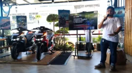 Sales Area Manager Indomobil Sumatera, Hendra Frederick Octavianus Siregar memperkenalkan motor listrik Sprinto di hadapan para jurnalis di Padang, Kamis (18/12/2025). (Foto: Javanusa.com)