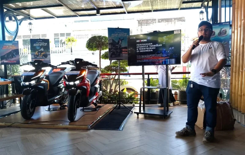 Sales Area Manager Indomobil Sumatera, Hendra Frederick Octavianus Siregar memperkenalkan motor listrik Sprinto di hadapan para jurnalis di Padang, Kamis (18/12/2025). (Foto: Javanusa.com)
