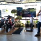 Sales Area Manager Indomobil Sumatera, Hendra Frederick Octavianus Siregar memperkenalkan motor listrik Sprinto di hadapan para jurnalis di Padang, Kamis (18/12/2025). (Foto: Javanusa.com)