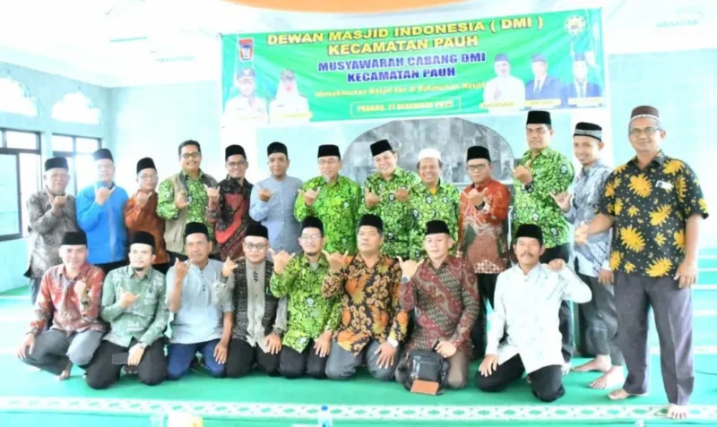 Wakil Wali Kota Padang, Maigus Nasir Muscab DMI Kecamatan Pauh di Masjid Al Muttaqin Muhammadiyah, Cupak Tangah, Sabtu (27/12/2025). (Foto: Prokopim Padang)