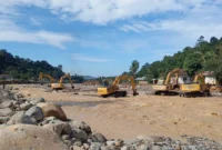 Pemko Padang menurunkan sejumlah alat berat untuk melakukan normalisasi sungai dan irigasi pascabanjir bandang 28 November 2025 guna mencegah banjir susulan. (Foto: Diskominfo Padang)