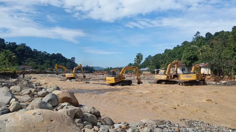 Pemko Padang menurunkan sejumlah alat berat untuk melakukan normalisasi sungai dan irigasi pascabanjir bandang 28 November 2025 guna mencegah banjir susulan. (Foto: Diskominfo Padang)