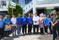Bupati Mukomuko, Choirul Huda (tengah baju putih) dan Ketua DPD PKPS Mukomuko, Wawan Darmo Hasrah bersama pengurus lainnya foto bersama. (Foto: Dok. Wawan)