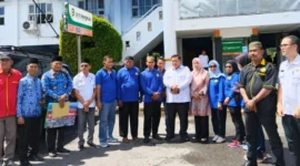Bupati Mukomuko, Choirul Huda (tengah baju putih) dan Ketua DPD PKPS Mukomuko, Wawan Darmo Hasrah bersama pengurus lainnya foto bersama. (Foto: Dok. Wawan)