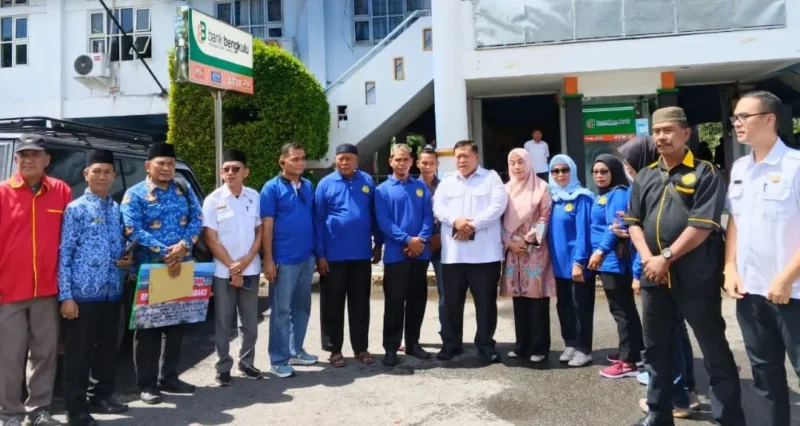 Bupati Mukomuko, Choirul Huda (tengah baju putih) dan Ketua DPD PKPS Mukomuko, Wawan Darmo Hasrah bersama pengurus lainnya foto bersama. (Foto: Dok. Wawan)