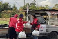 PMI Padang Panjang menyalurkan bantuan pascabencana kepada warga terdampak banjir bandang dan longsor di Kota Padang Panjang, Minggu (21/12/2025). (Foto: Kominfo Padang Panjang)