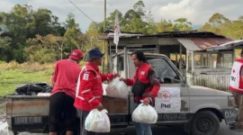 PMI Padang Panjang menyalurkan bantuan pascabencana kepada warga terdampak banjir bandang dan longsor di Kota Padang Panjang, Minggu (21/12/2025). (Foto: Kominfo Padang Panjang)