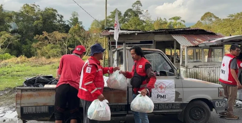 PMI Padang Panjang menyalurkan bantuan pascabencana kepada warga terdampak banjir bandang dan longsor di Kota Padang Panjang, Minggu (21/12/2025). (Foto: Kominfo Padang Panjang)