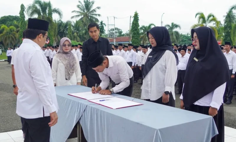 Sebanyak 1.316 pegawai honorer Dharmasraya resmi menerima SK pengangkatan sebagai PPPK Paruh Waktu, Rabu (24/12/2025).