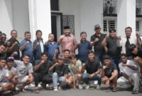 Wali Kota Padang Fadly Amran melepas Tim PSP yang akan melakoni laga uji coba melawan Josal FC Piaman, di Lapangan Akademi Josal FC, Kota Pariaman, Sabtu sore (27/12/2025). (Foto: Prokopim Padang)